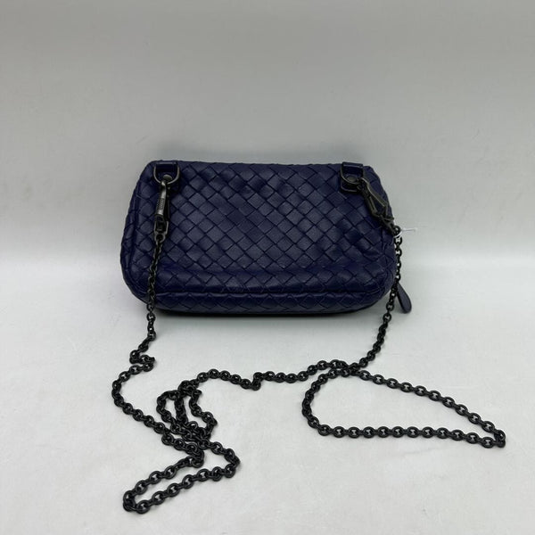 Blue Intrecciato leather crossbody pouch bag alternate image