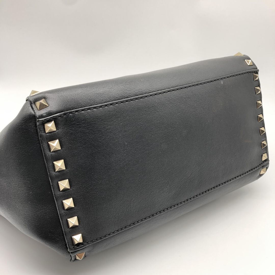 Black Rockstud leather tote bag