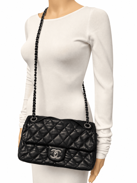 Black 2010 quilted leather flap shoulder bag alternate image