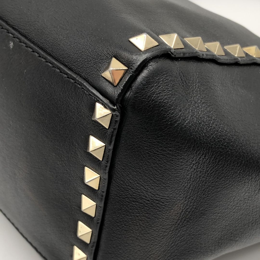 Black Rockstud leather tote bag