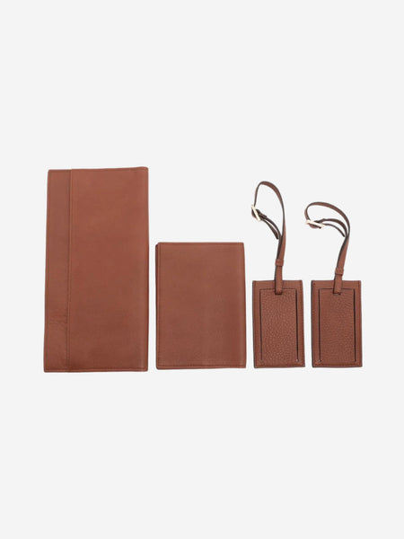 Brown leather travel accessories set alternate image