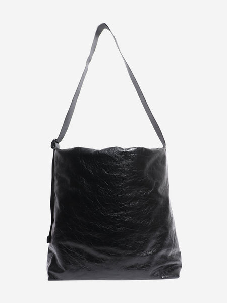 Black crinkled leather tote bag alternate image