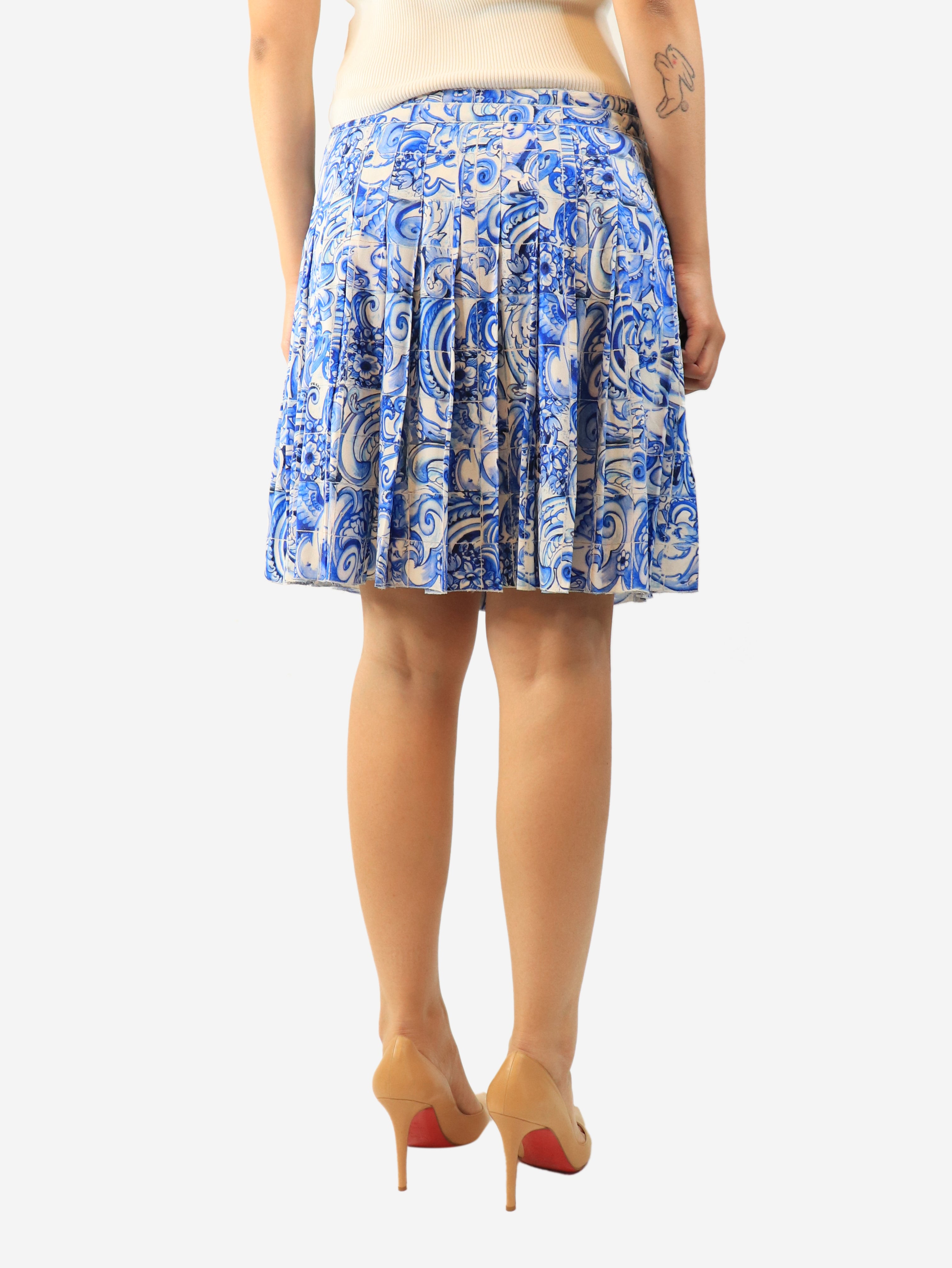 Blue pleated tile-print mini skirt - size UK 12