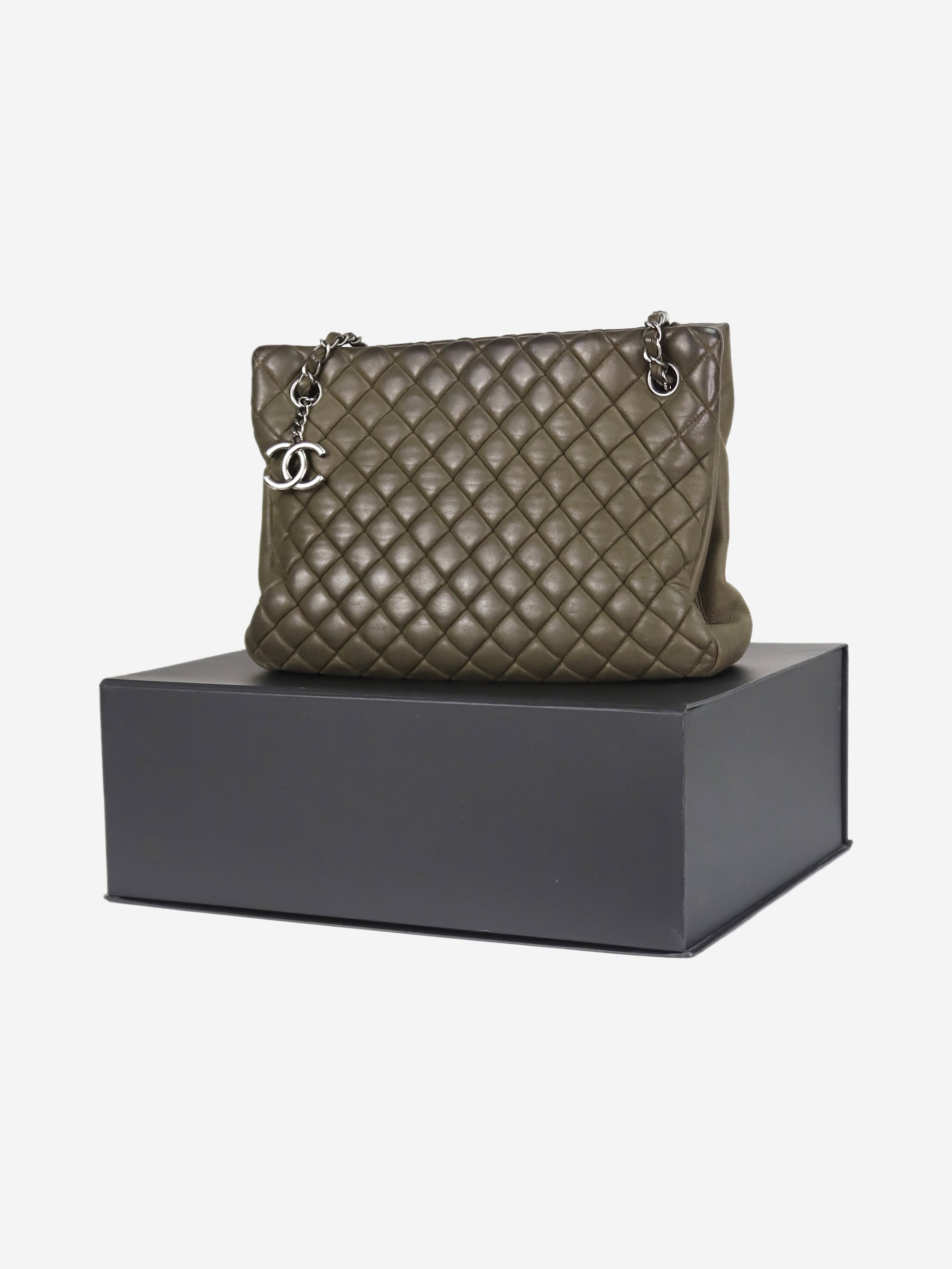Green pre-owned Chanel quilted chain shoulder bag | Sign of the Times