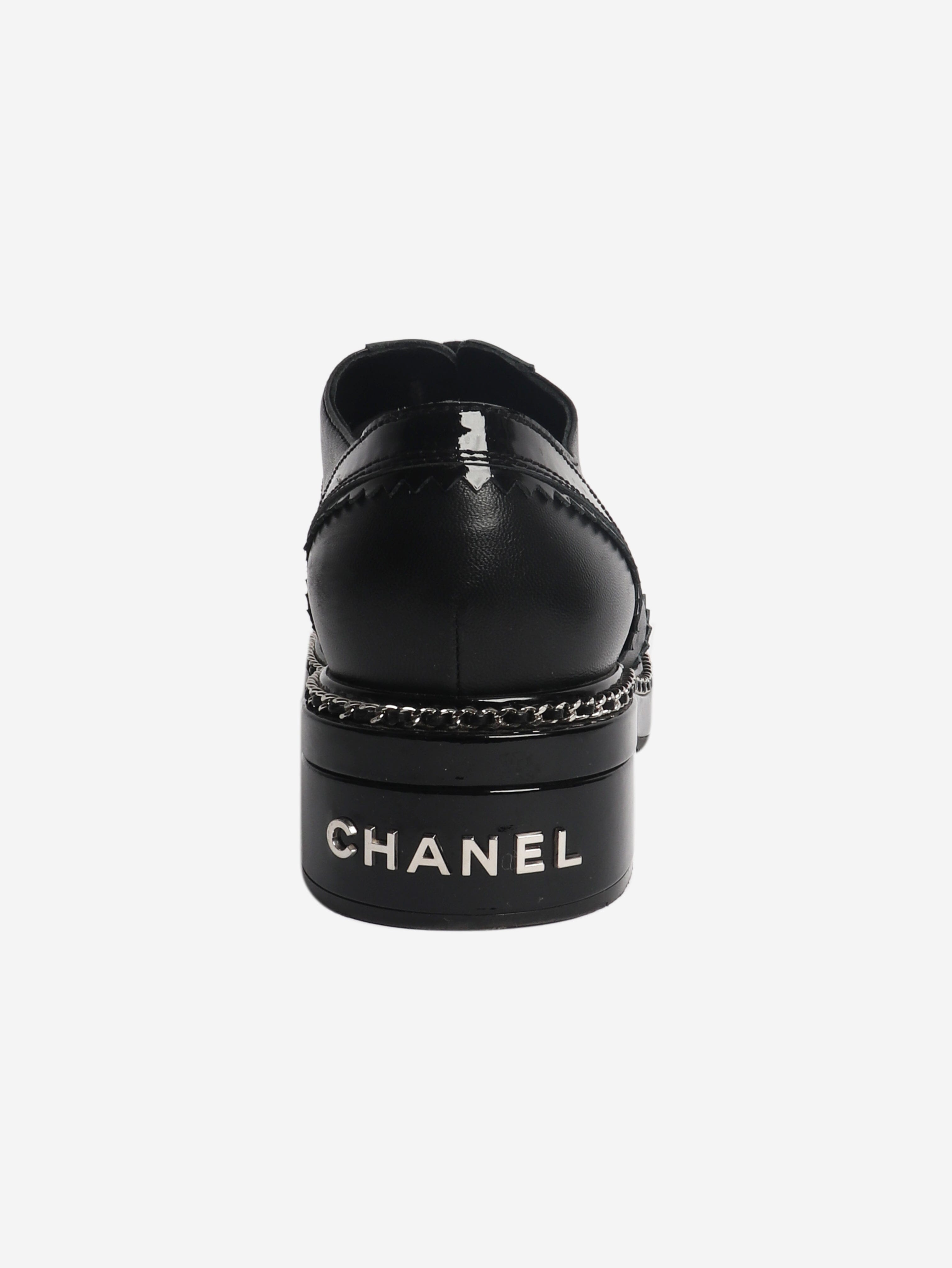 Black contrast-finish brogues - size EU 37.5 Flat Shoes Chanel 