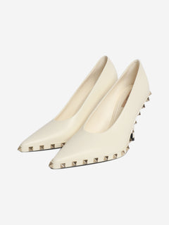 Cream Rockstud leather pumps - size EU 37