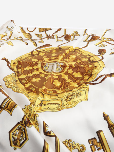 White and gold Carré 90 Les Cles Keys silk scarf alternate image