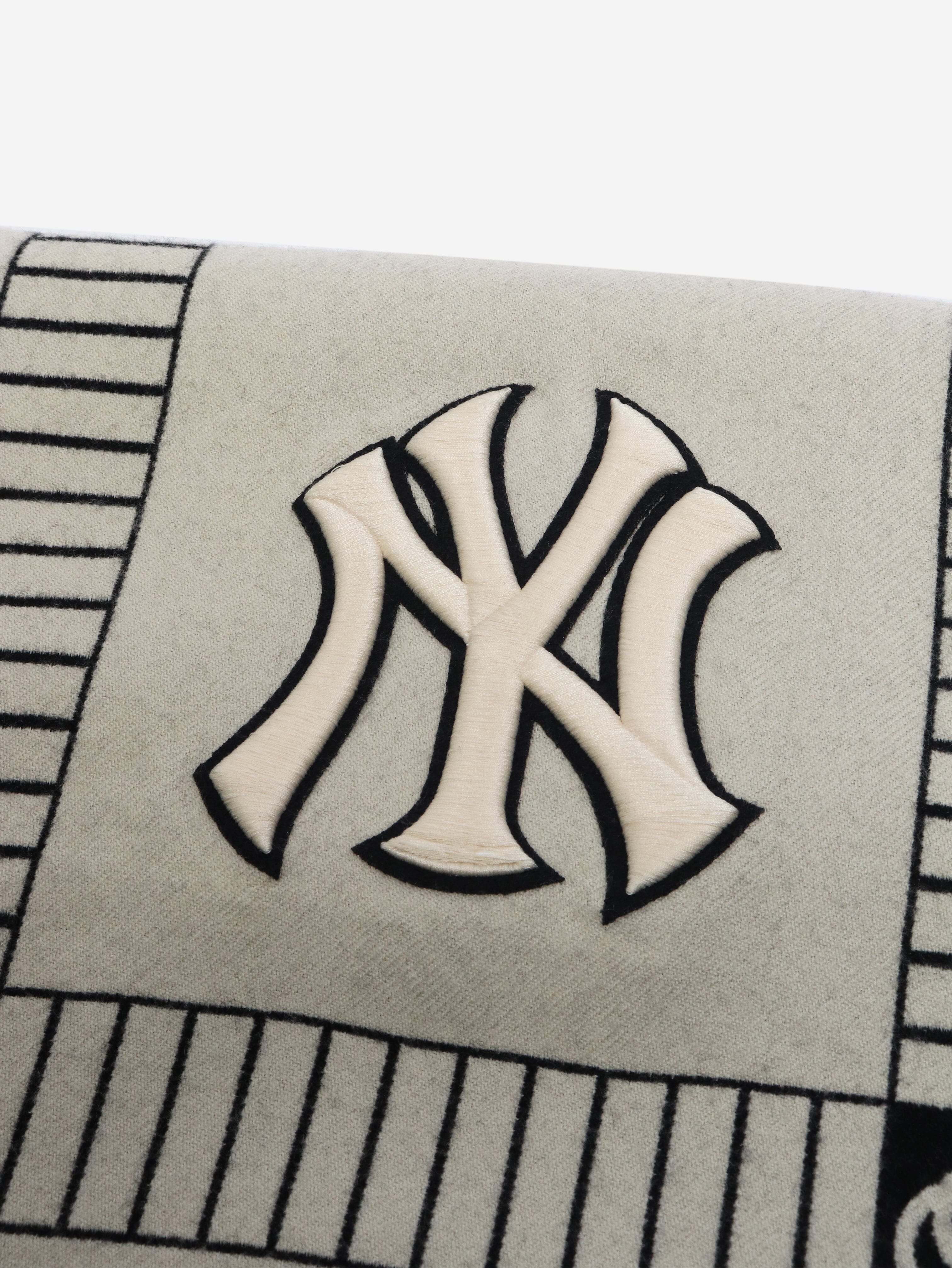 Black and ivory FW18 MLB New York Yankees scarf Scarves Gucci 