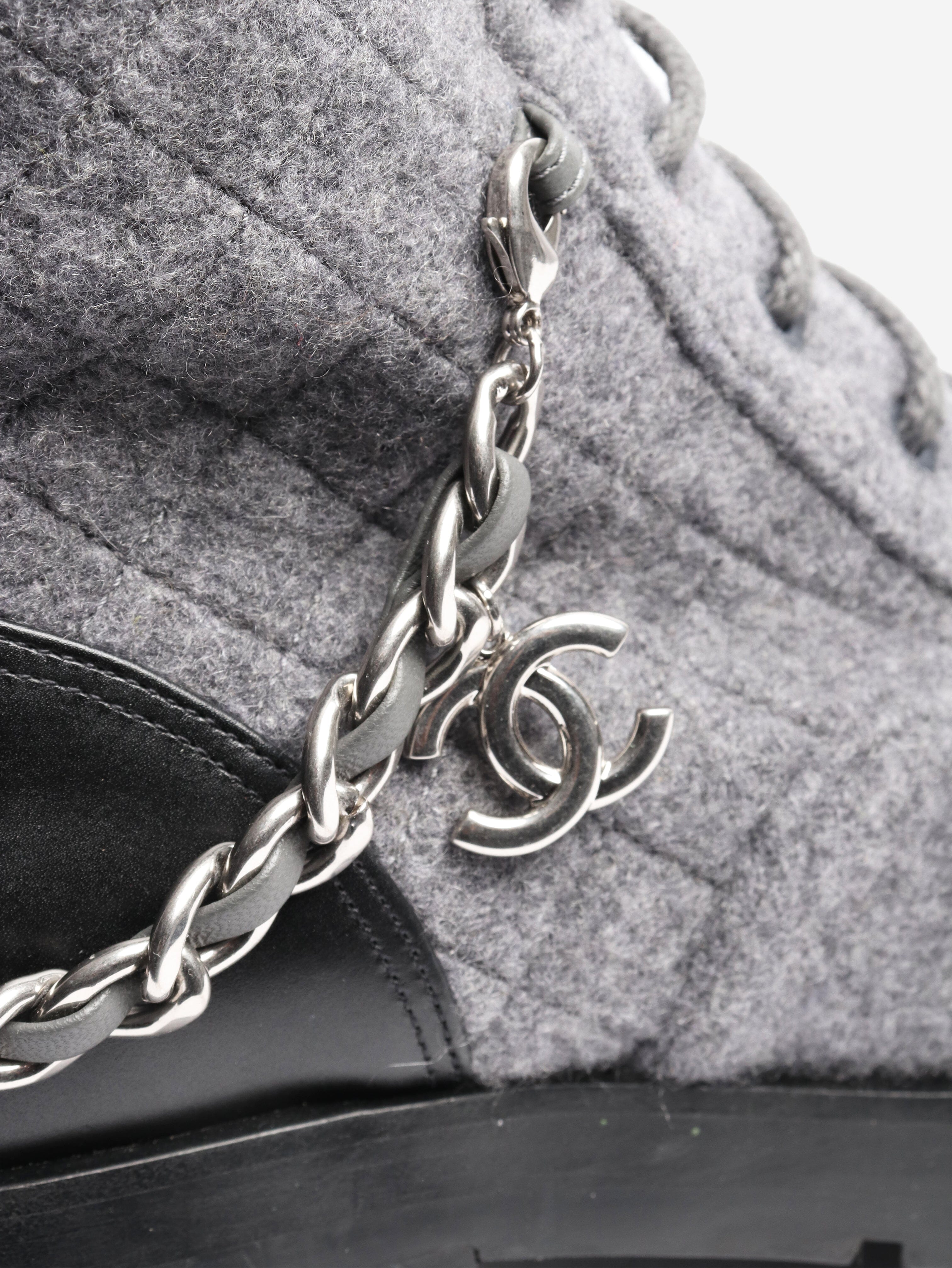 Black and grey quilted chain combat boots - size EU 38.5 Boots Chanel 