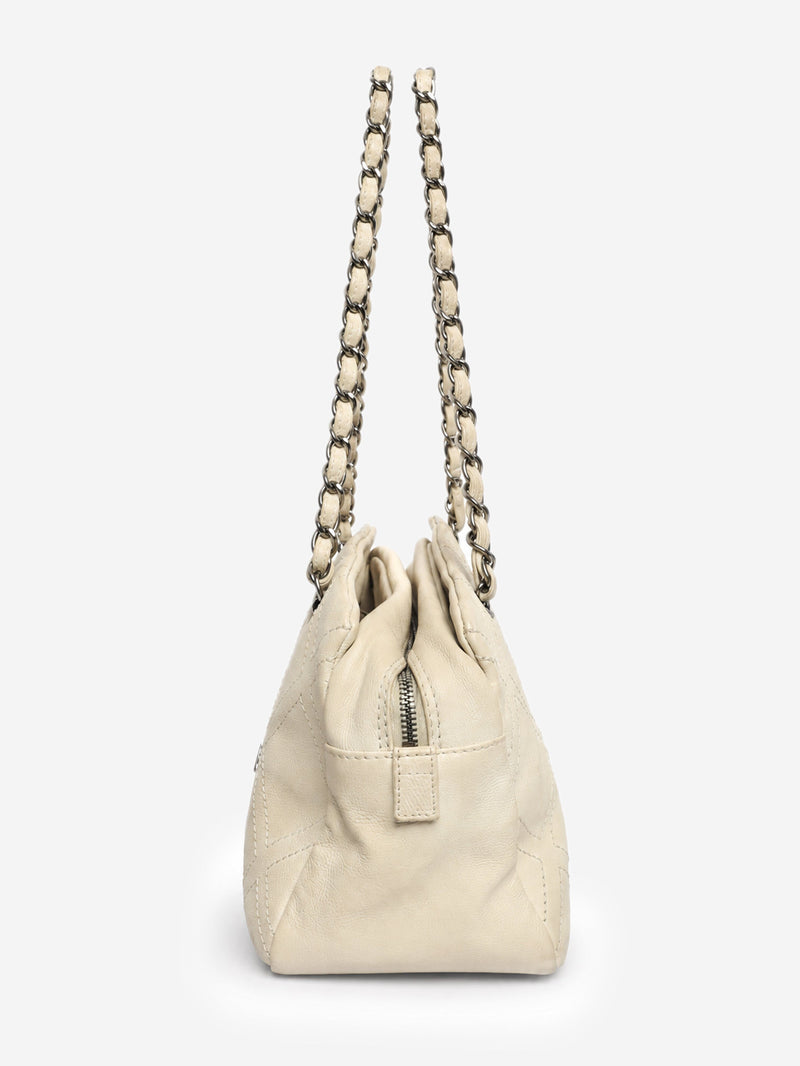 Cream 2006 leather diamond-stitched CC bowling bag Top Handle Bags Chanel 