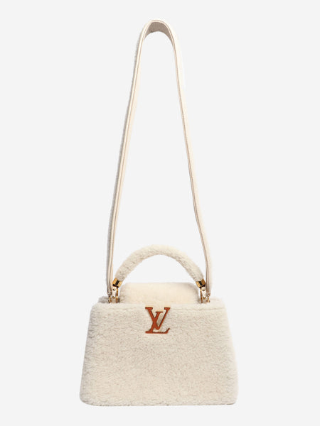 Cream shearling Capucines bag alternate image