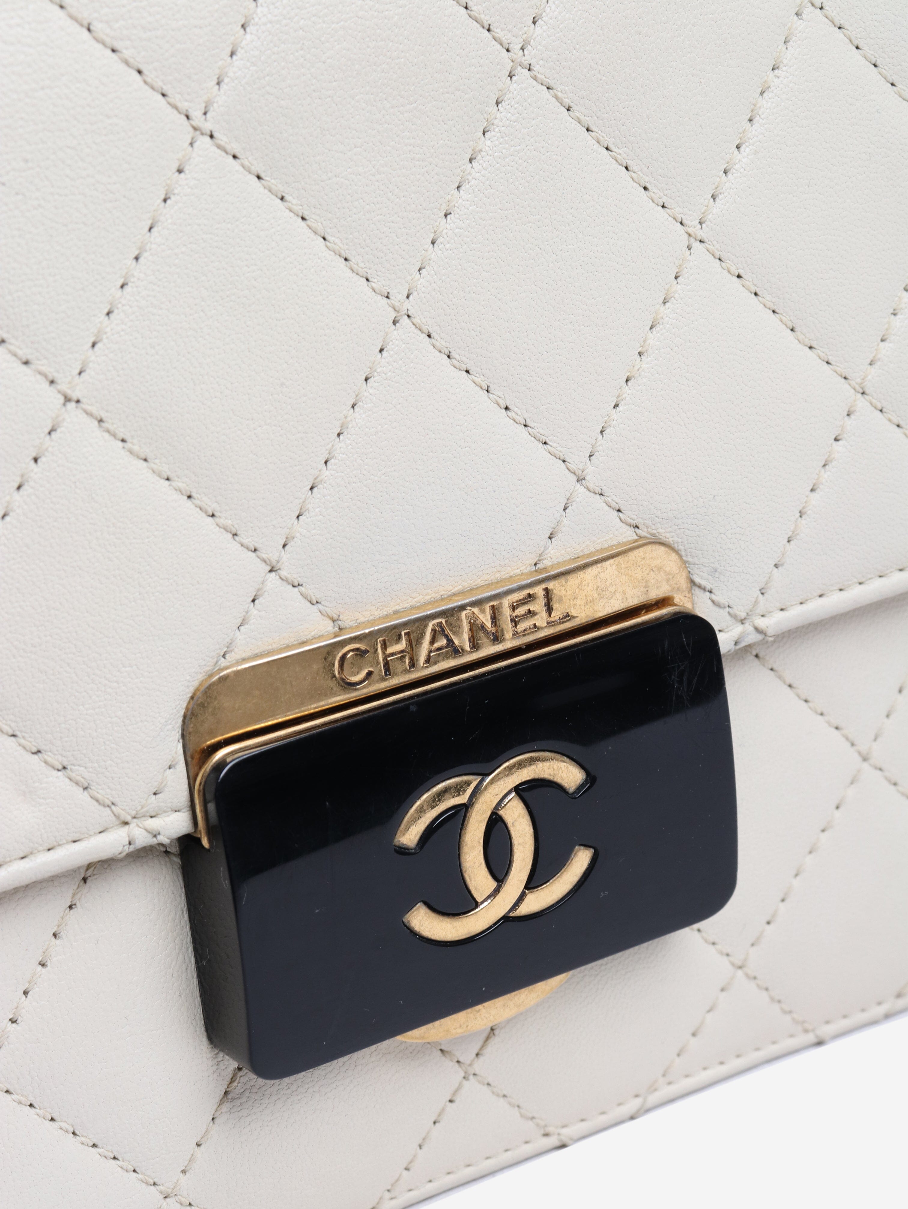 Ivory leather 2016 Beauty lock flap bag Shoulder bags Chanel 
