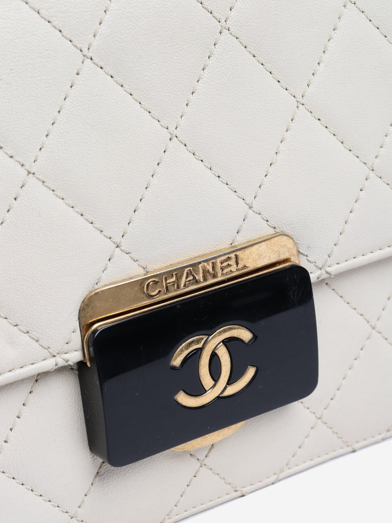 Ivory leather 2016 Beauty lock flap bag Shoulder bags Chanel 