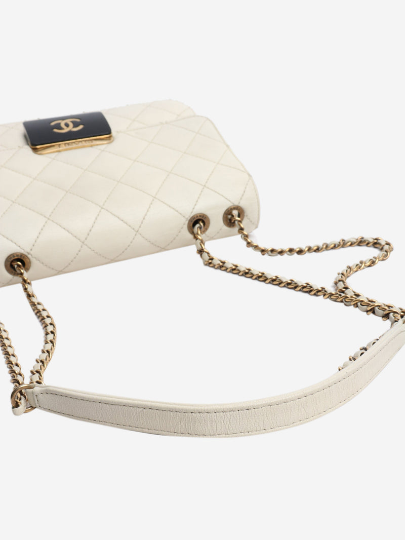 Ivory leather 2016 Beauty lock flap bag Shoulder bags Chanel 