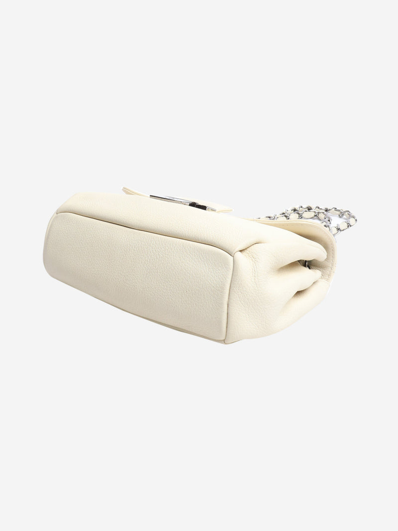 Chanel Shoulder bags - size Shoulder bags Chanel 
