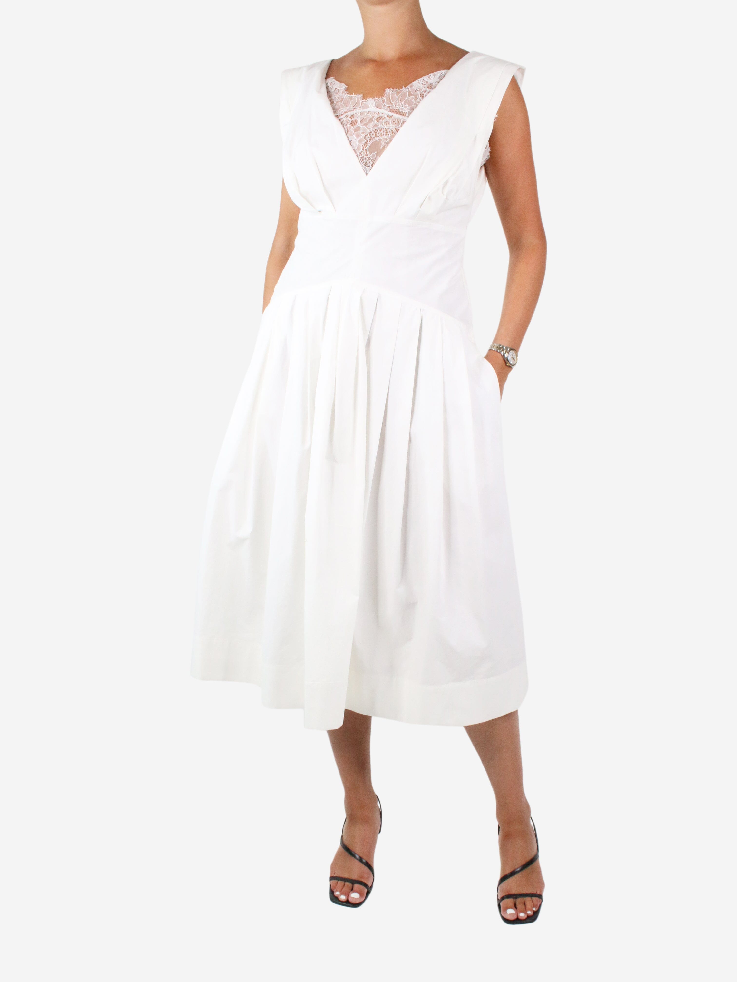 sleeveless lace trimmed dress