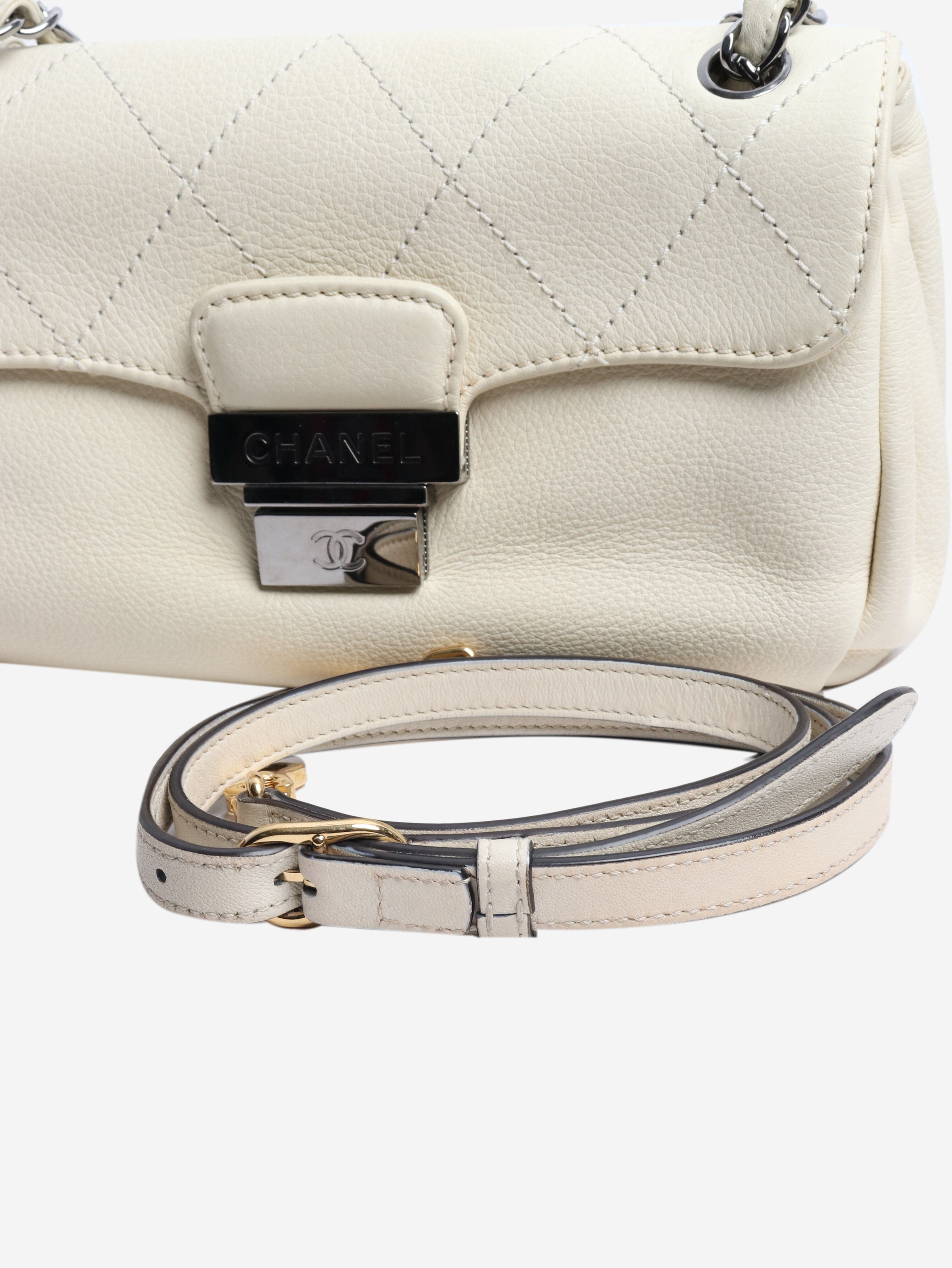 Chanel Shoulder bags - size Shoulder bags Chanel 