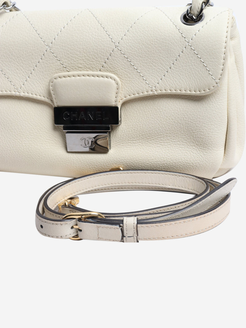 Chanel Shoulder bags - size Shoulder bags Chanel 