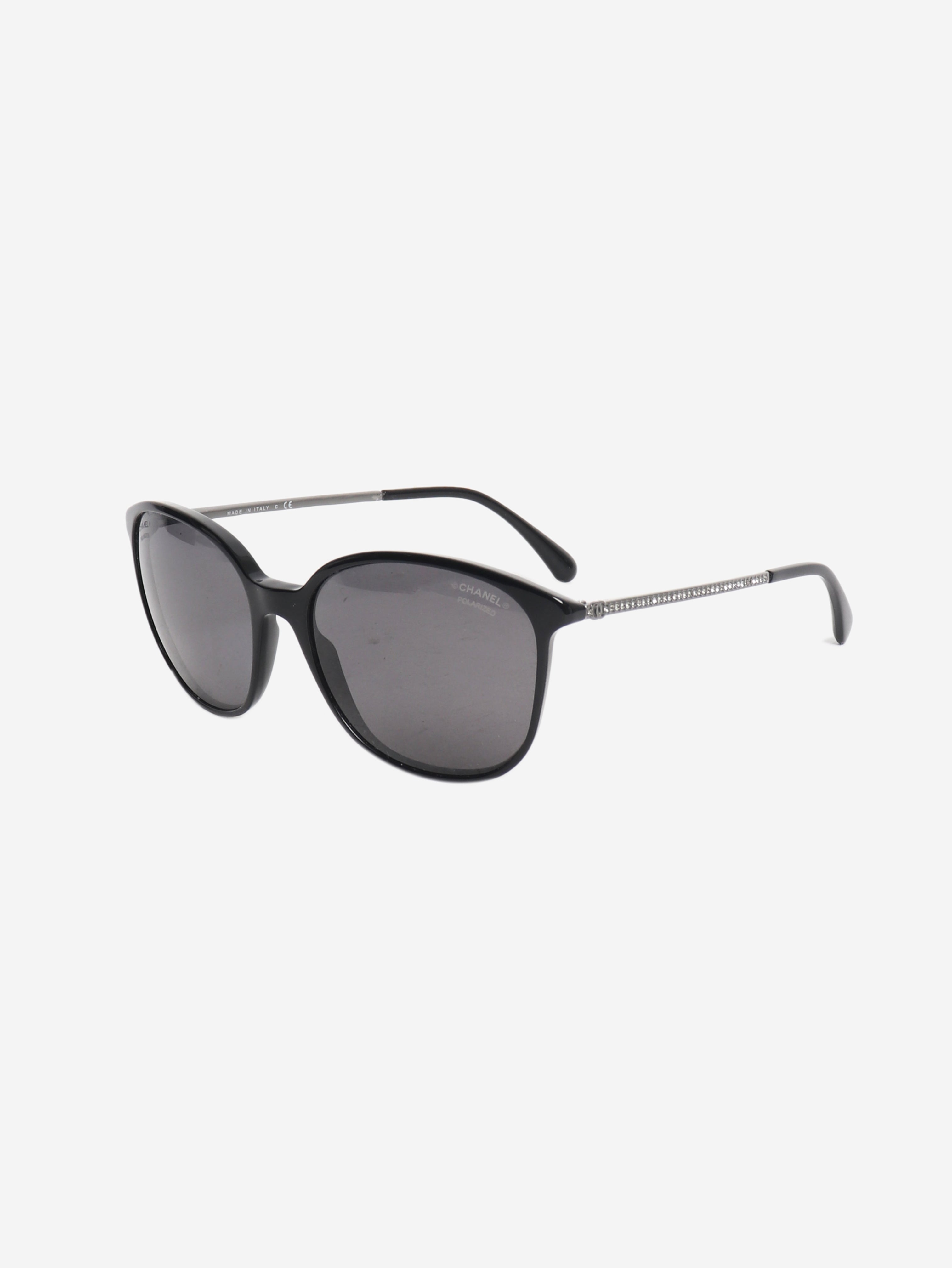 Black round-frame sunglasses