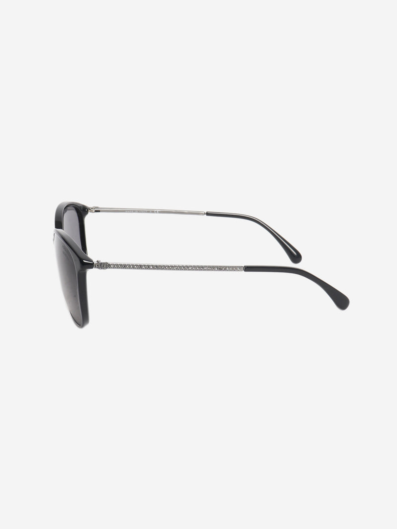 Black round-frame sunglasses