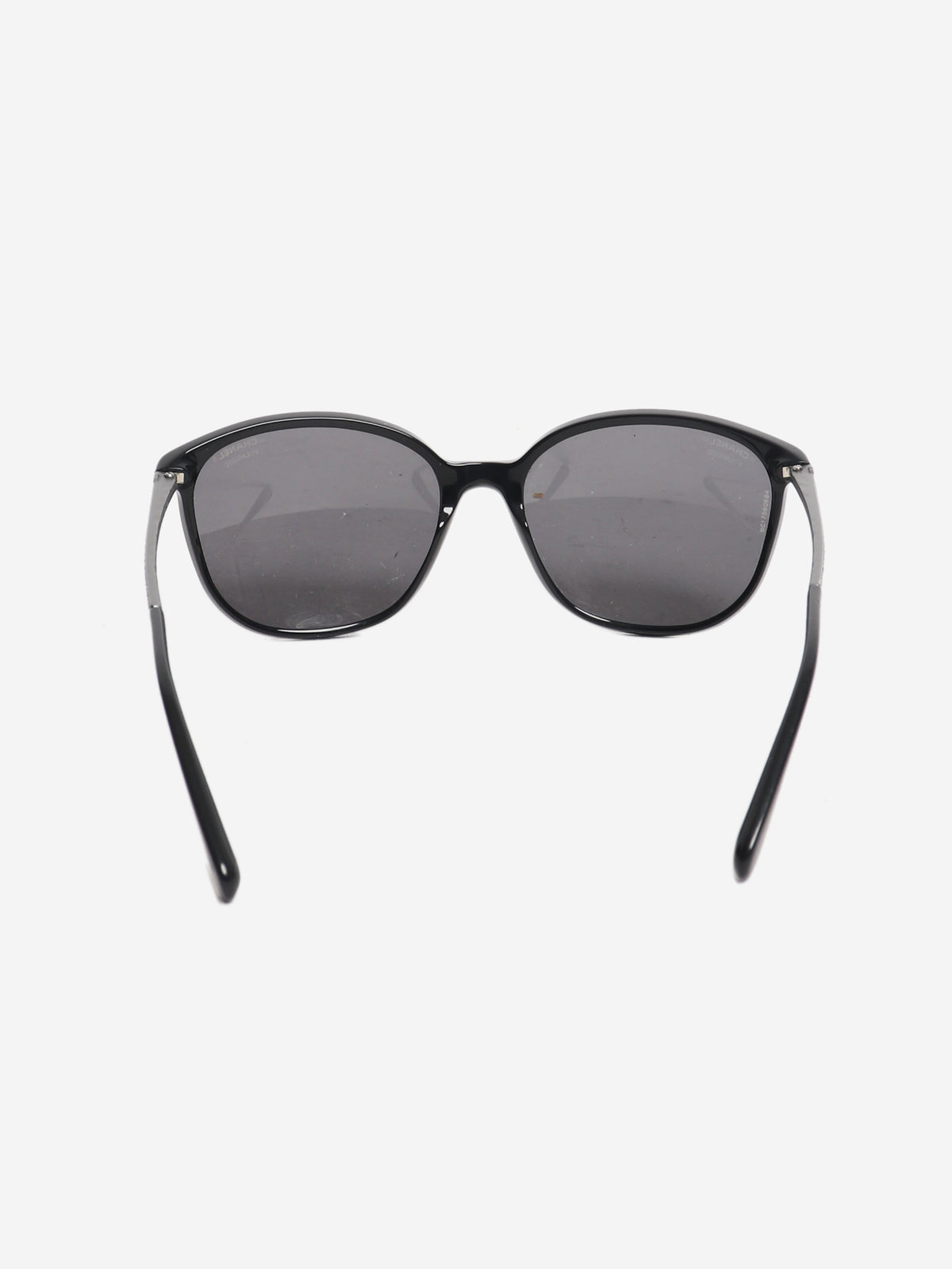Black round-frame sunglasses