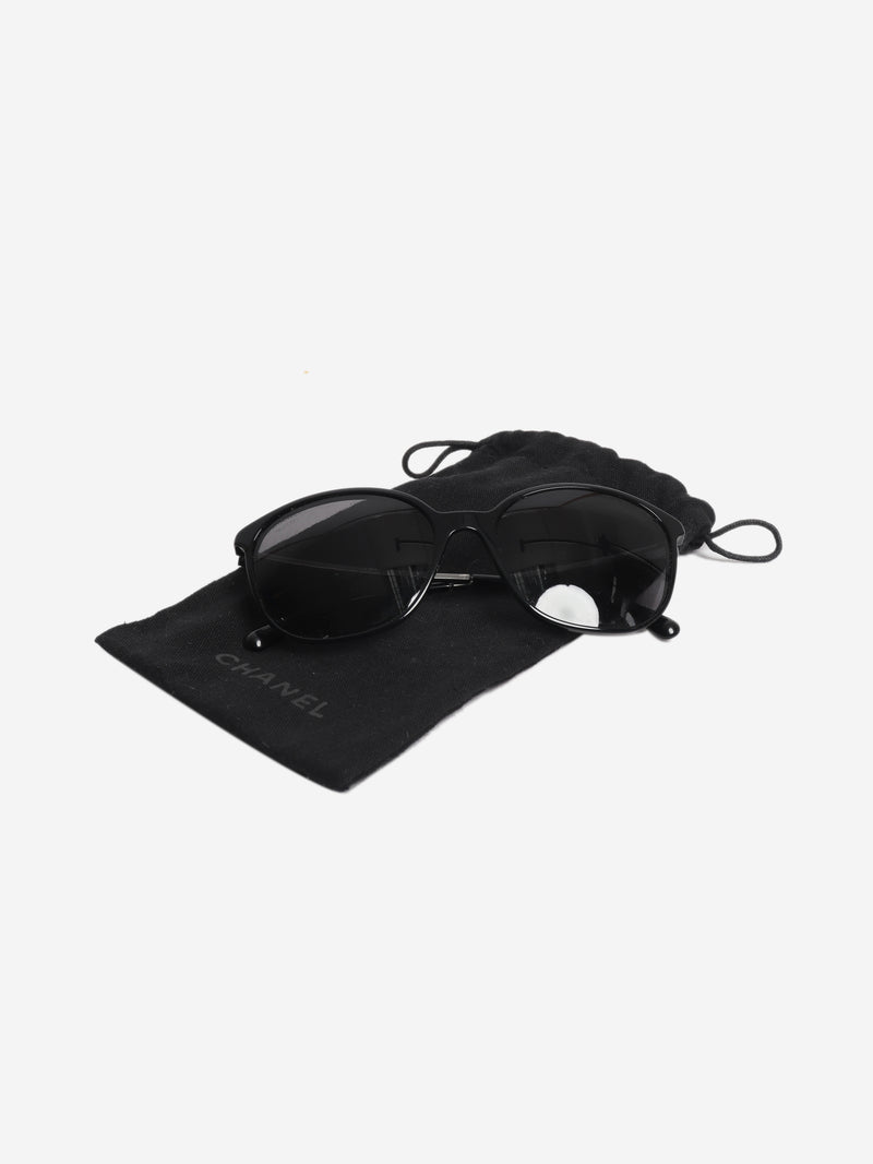 Black round-frame sunglasses