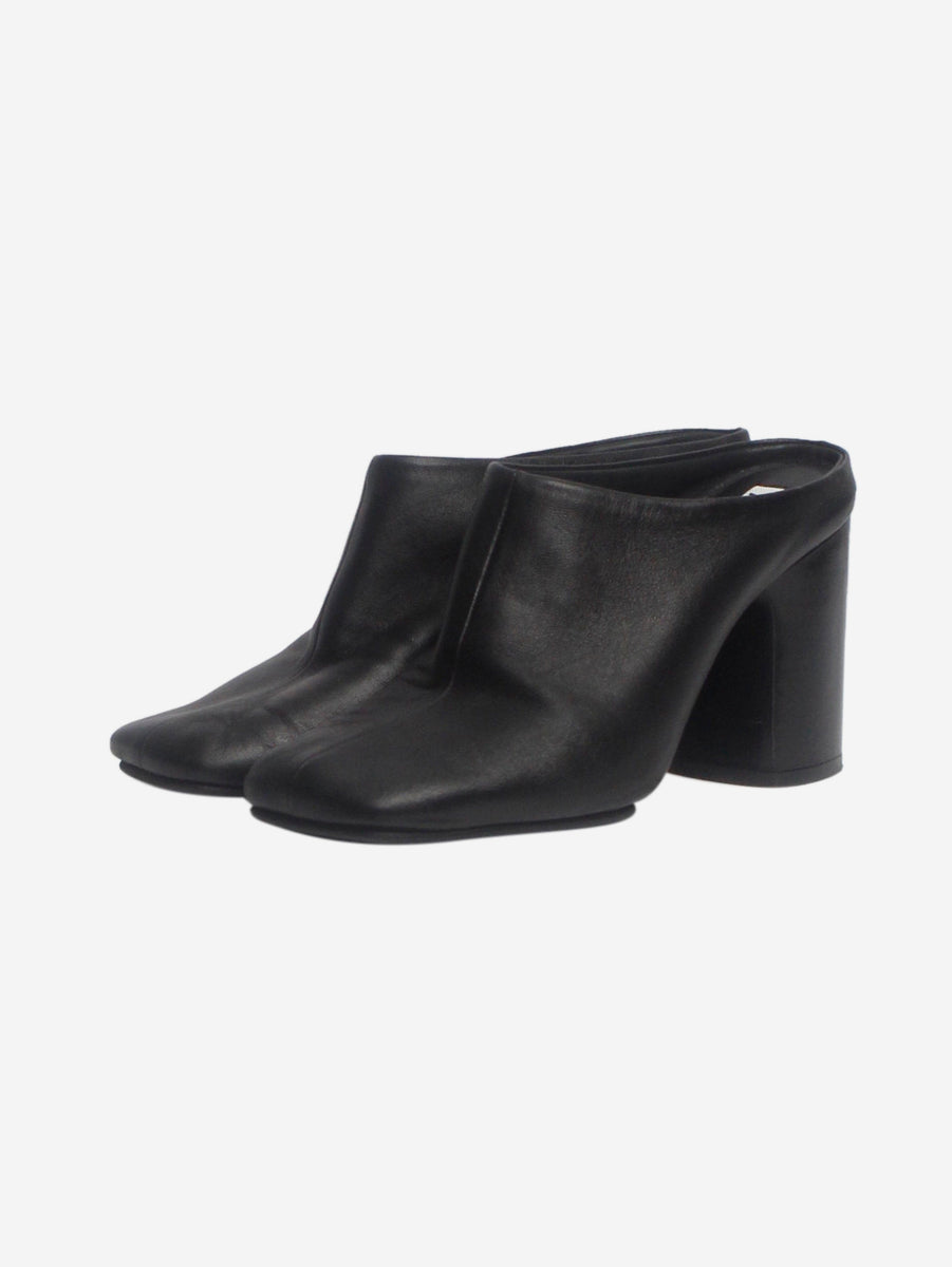 Acne Studios pre-owned black leather mules - size EU 38 | Sign of