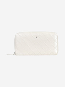 Chanel White diamond quilted CC zipped wallet with pearlescent sheen