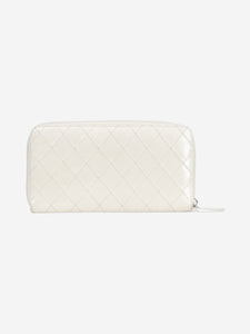 Chanel White diamond quilted CC zipped wallet with pearlescent sheen